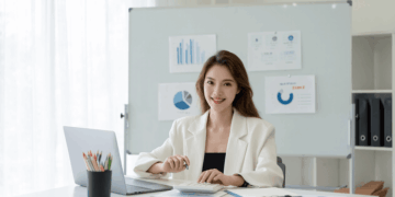 software akuntansi yang dipakai di tempat kerja oleh wanita muda