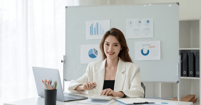 software akuntansi yang dipakai di tempat kerja oleh wanita muda