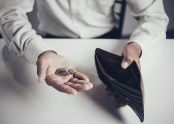 Seseorang yang tidak punya lagi uang di dompetnya sehingga memutuskan mencairkan deposito sebelum jatuh tempo