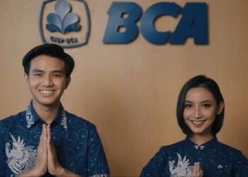 Melihat pengirim uang melalui teller bank