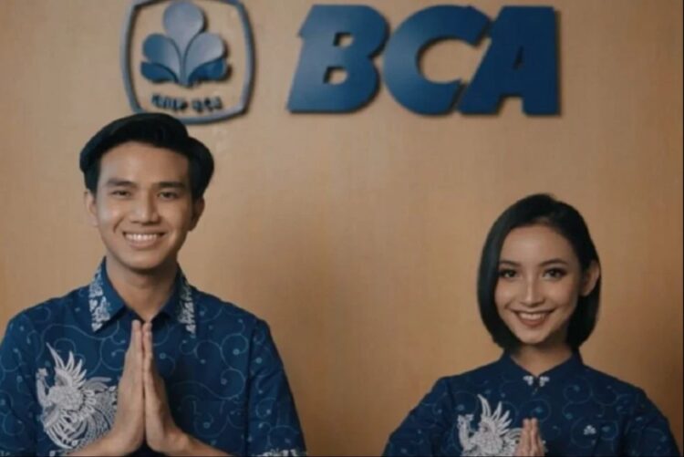 Melihat pengirim uang melalui teller bank