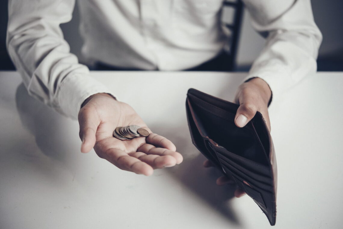 Seseorang yang tidak punya lagi uang di dompetnya sehingga memutuskan mencairkan deposito sebelum jatuh tempo