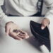 Seseorang yang tidak punya lagi uang di dompetnya sehingga memutuskan mencairkan deposito sebelum jatuh tempo
