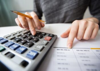 Deposito 300 juta bisa hasilkan bunga jutaan rupiah per tahun. Simak cara menghitungnya lengkap dengan simulasi di bank 2025.