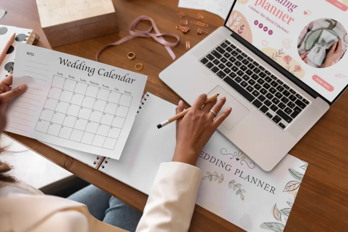 Seseorang sedang membuat wedding planner.