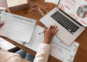 Seseorang sedang membuat wedding planner.