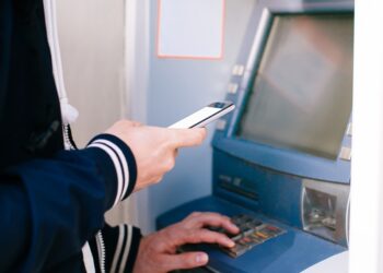 Pelajari cara tarik tunai tanpa kartu di ATM BCA menggunakan aplikasi BCA Mobile, myBCA, atau kantor cabang.