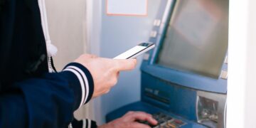 Pelajari cara tarik tunai tanpa kartu di ATM BCA menggunakan aplikasi BCA Mobile, myBCA, atau kantor cabang.