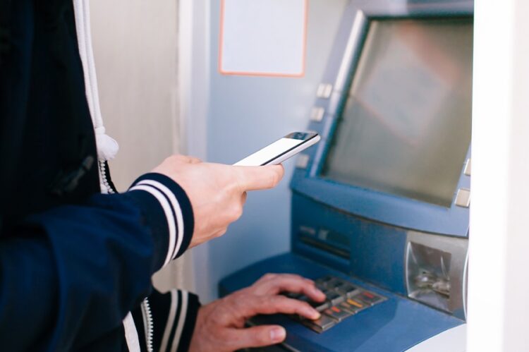 Pelajari cara tarik tunai tanpa kartu di ATM BCA menggunakan aplikasi BCA Mobile, myBCA, atau kantor cabang.