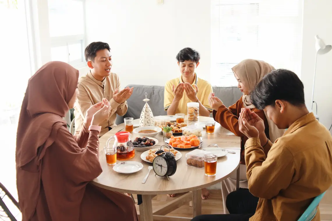 Keluarga muslim sedang makan bersama