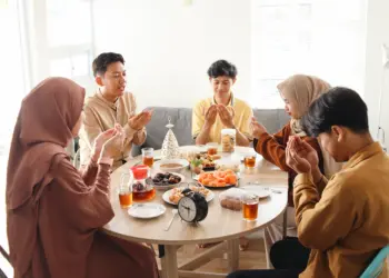 Keluarga muslim sedang makan bersama
