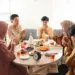 Keluarga muslim sedang makan bersama