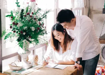 Sepasang kekasih sedang merencanakan untuk menghemat uang belanja bulanan.