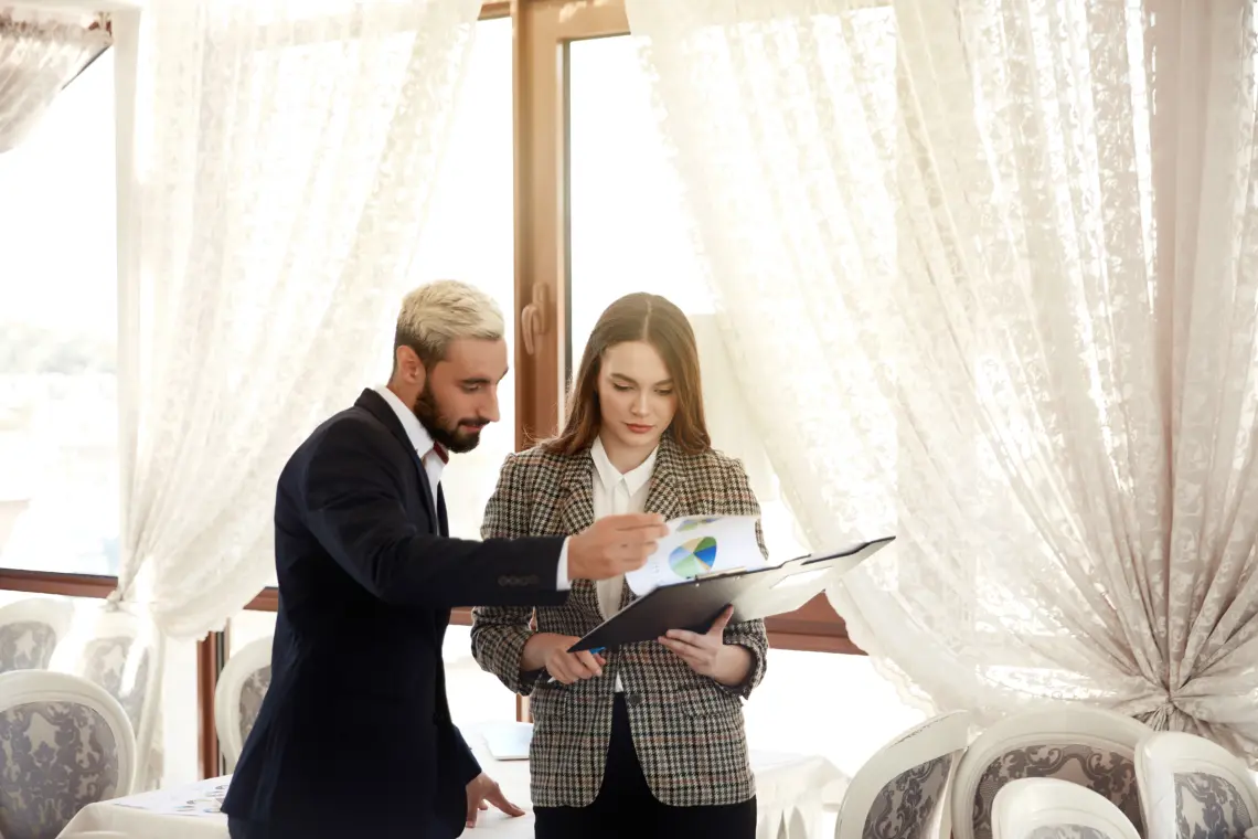 Seorang laki-laki sedang merencanakan nikah hemat.