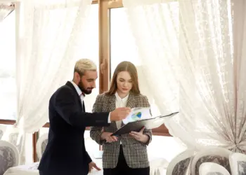 Seorang laki-laki sedang merencanakan nikah hemat.