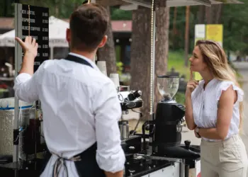 Seorang pria sedang menjualkan kopi keliling