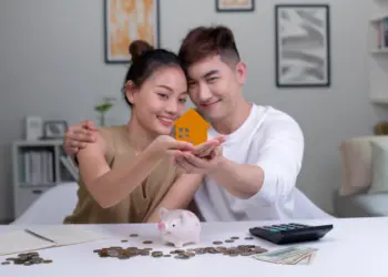 Sepasang pengantin baru sedang merencanakan pengeluaran rumah tangga