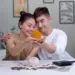 Sepasang pengantin baru sedang merencanakan pengeluaran rumah tangga