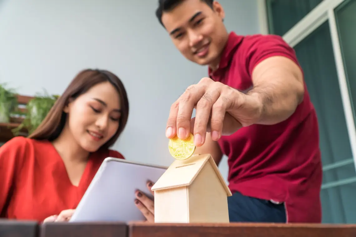 Sepasang pengantin baru sedang menabung untuk kebutuhan pengeluaran rumah tangga mereka