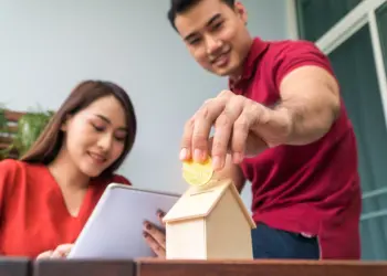 Sepasang pengantin baru sedang menabung untuk kebutuhan pengeluaran rumah tangga mereka