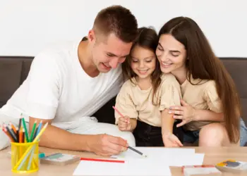 Sebuah keluarga kecil harmonis sedang bermain bersama.