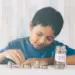 Seorang anak kecil sedang menyisihkan uangnya untuk di tabung