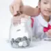 Seorang anak sedang di ajarkan menabung oleh orang tuanya