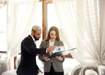Seorang laki-laki sedang merencanakan nikah hemat.