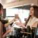 barista wanita di kasir