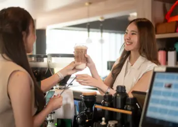 barista wanita di kasir