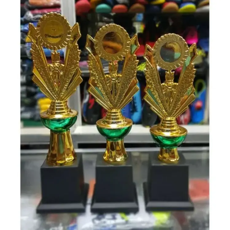 Contoh piala HUT ke-80 RI