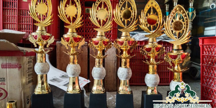 Piala Kombinasi Bahan
