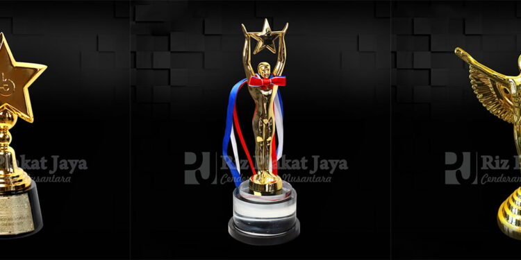 Piala dengan Elemen Simbolis