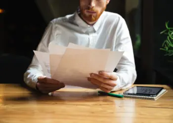 Seorang laki-laki sedang mempersiapkan surat resign