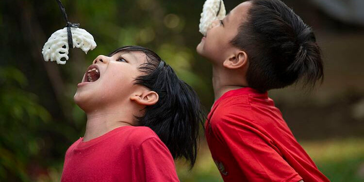 Lomba Makan Kerupuk