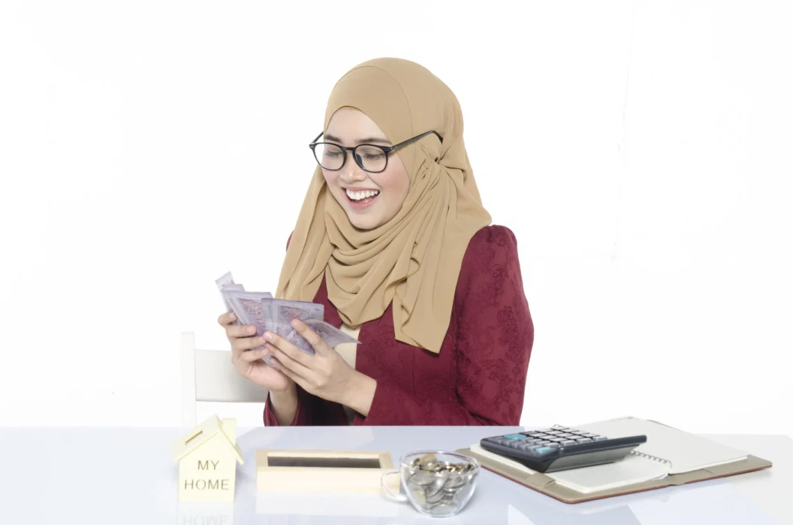 Seorang wanita sedang menghitung uang