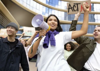 sekelompok orang sedang melakukan demo