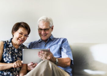 Sepasang kekasih yg sudah tua sedang membahas investasi pensiun