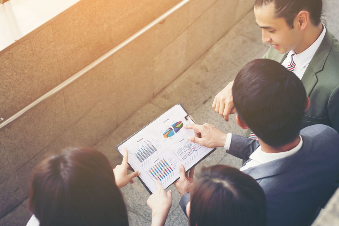 Sekelompok pegawai sedang menyusun rencana investasi pensiun