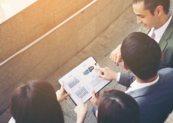 Sekelompok pegawai sedang menyusun rencana investasi pensiun