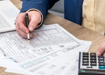 Seorang laki-laki sedang membaca pajaknya