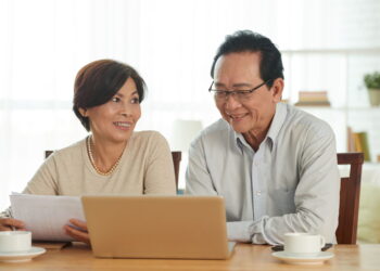 sepasang lansia sedang mempersiapkan dana pensiun mereka