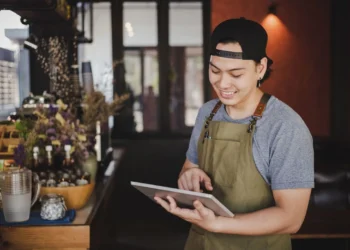 Seorang pria sedang mengurus bisnisnya lewat tablet