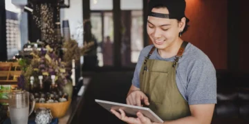 Seorang pria sedang mengurus bisnisnya lewat tablet