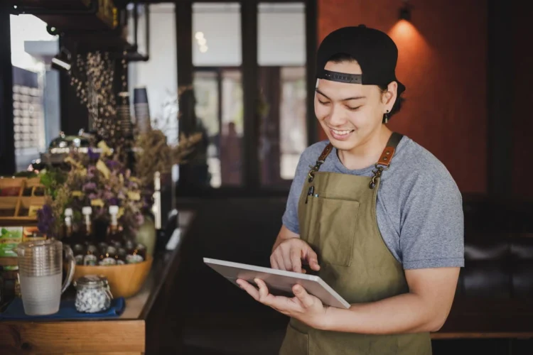Seorang pria sedang mengurus bisnisnya lewat tablet