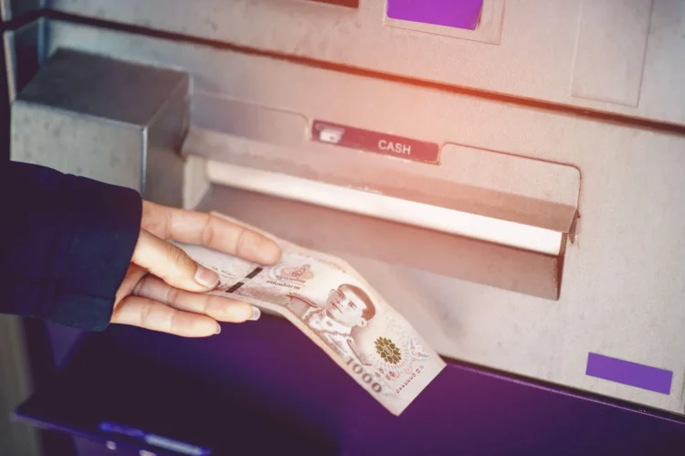 penarikan saldo di atm