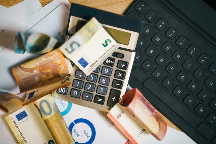Cara Menghitung Bunga Deposito (Foto: unsplash/Jakub Żerdzicki)