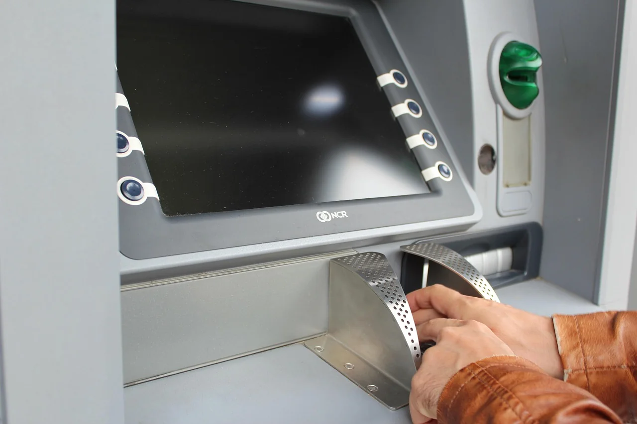 Nasabah menarik uang di ATM ilustrasi simpanan tercatat