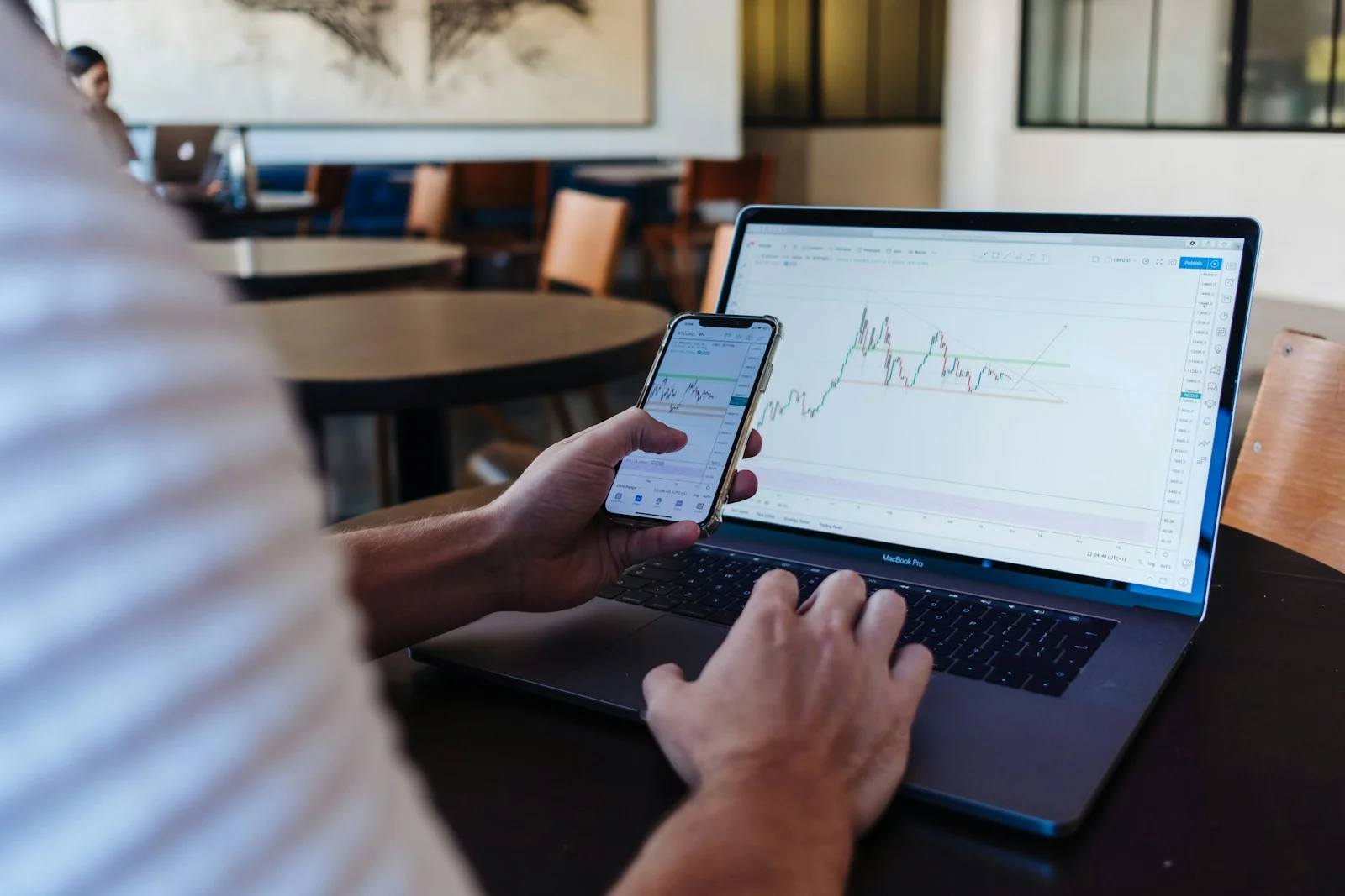 Membuka rekening saham online lewat ponsel dan laptop