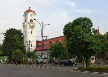 Gedung Bank Mandiri KCP Surabaya Pahlawan dengan menara jam bertuliskan Mandiri Heritage